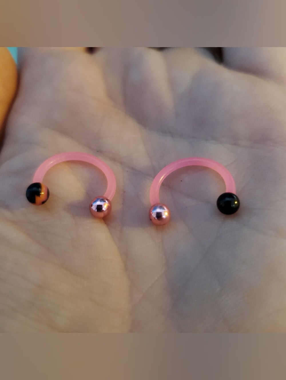 1 Pair Of 14 Gauged Errings Pink horseshoe